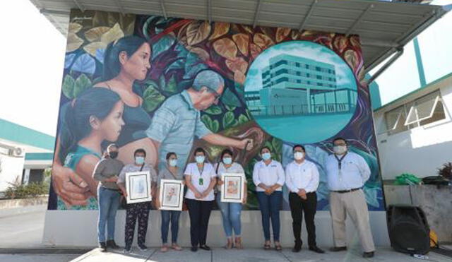 El titular regional de Salud manifestó su agradecimiento a los familiares de los homenajeados. Foto: Hospital de Moyobamba