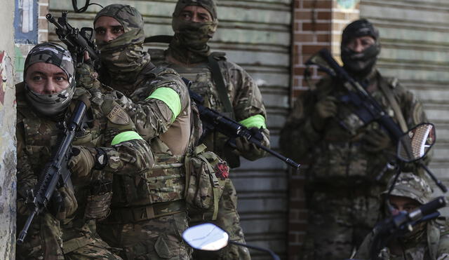 Policías militares realizan un operativo en la favela Alemão, al norte de Río de Janeiro (Brasil). Foto y video: EFE