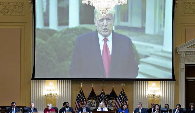 Un video del expresidente de los Estados Unidos Donald Trump se muestra en una pantalla durante una audiencia del Comité Selecto de la Cámara para investigar el ataque del 6 de enero al Capitolio de EE. UU. Foto: AFP