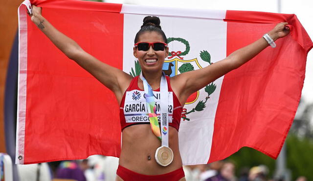 Kimberly García ganó la medalla de oro en 35 km marcha. Foto: EFE