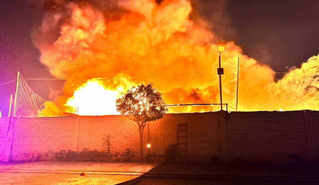 Los bomberos intentan controlar el siniestro