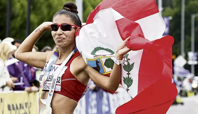 Orgullo. Kimberly García posa para las cámaras con la bandera bicolor en sus manos, tras pasar la meta. La peruana brilla con luz propia en EE. UU. Foto: EFE