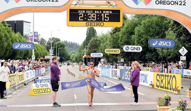 Victoria. La huancaína, hoy dueña del récord nacional y sudamericano de marcha atlética 20 km y 35 km, alza la mano en señal de victoria tras cruzar la meta en el Mundial de Oregon. Foto: AFP