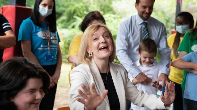 La ministra de Asuntos Exteriores de Reino Unido, Liz Truss, se reúne con niños y empleados de la organización benéfica. Foto: SkyNews