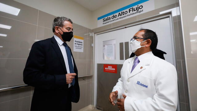 Gino Dávila supervisó atención a asegurados en el Hospital Luis Heysen. Foto: EsSalud.
