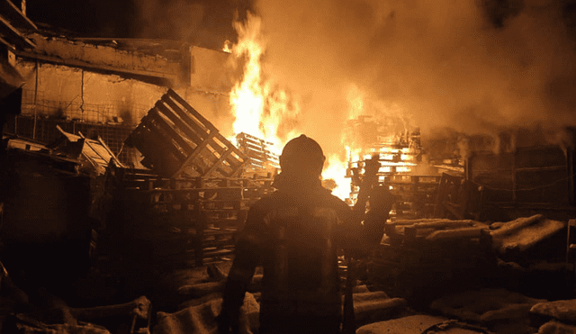 Cuando los bomberos llegaron al incendio, la casa ya había sido consumida por el fuego. Foto: AFP/referencial