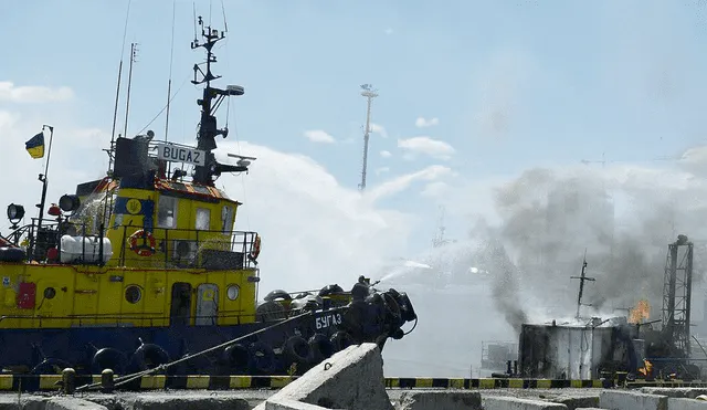 Peligro. Foto de la Oficina de Prensa del Ayuntamiento de Odesa, al sur de Ucrania, en donde los bomberos intentan apagar el fuego de la terminal marítima.