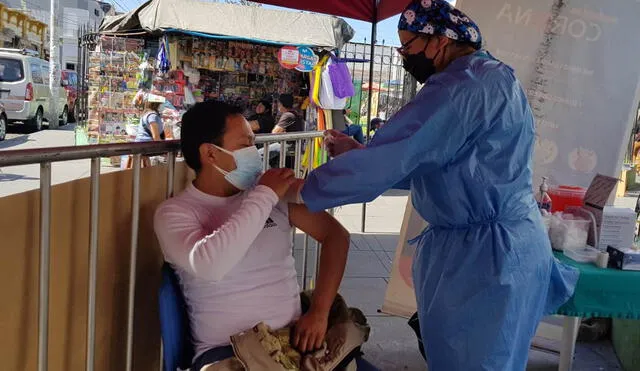 Personas acudieron este domingo a punto de vacunación en la plaza del mercado San Camilo. Foto: URPI/Wilder Pari