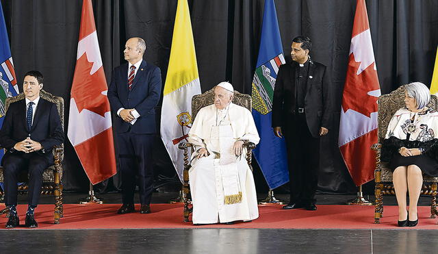 Recepción. El papa Francisco, el primer ministro canadiense, Justin Trudeau (a la izquierda), y la gobernadora general de Canadá, Mary Simon. Foto: AFP