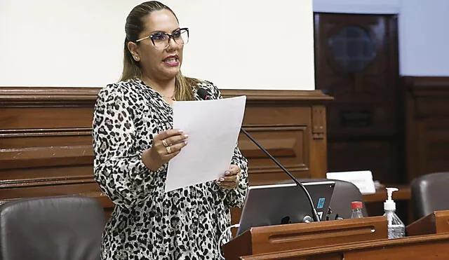 Digna Calle fue la primera congresista en proponer el recorte de mandato presidencial y parlamentario. Foto: Congreso