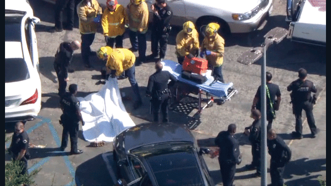 Los uniformados encontraron diversas armas de fuego en la escena del tiroteo en Los Ángeles. Foto: captura de Twitter / @johnschreiber