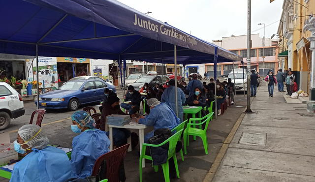 Pruebas de descarte arrojan cientos de contagios diarios COVID-19. Foto: La República