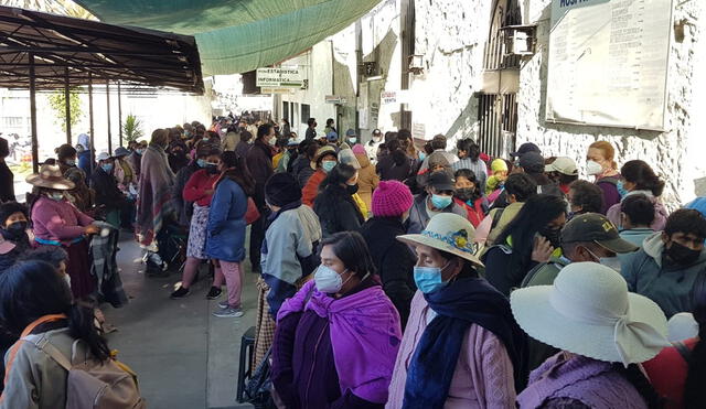 Decenas de pacientes aguardan por una cita médica en el hospital más antiguo de Arequipa. Foto: URPI/Alexis Choque