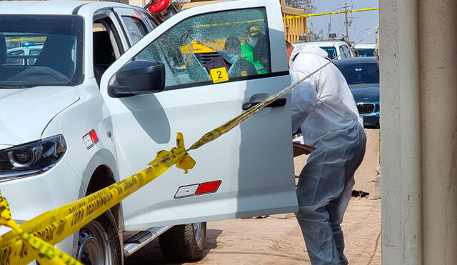 La víctima falleció luego de que le propinaran tres disparos, testigos afirman que los delincuentes llegaron en un auto plomo y le balearon. Foto: Maria Pía Ponce/URPI-LR