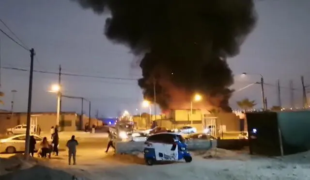 Tacna. Incendio fue observado en toda la zona del Cono Norte. Foto: Captura video reporte ciudadano