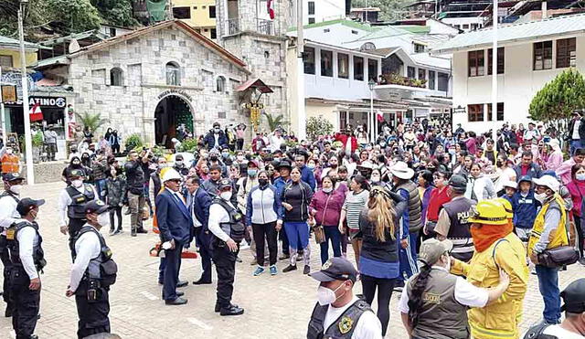 MALESTAR. Por varios días turistas no dejan de protestar en Aguas Calientes. Exigen la entrega de boletos para ingresar a ciudadela de Machupicchu.