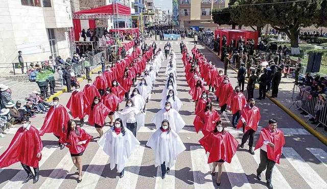 Por el Perú. Vistieron de rojo y blanco rindiendo así, un homenaje por los 201 años de la Independencia del Perú. Fue en la plaza de Juliaca. Foto: Juan Cisneros/ La República