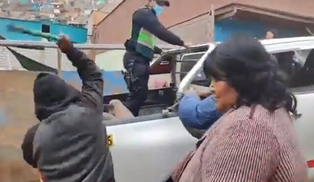 Sujeto fue trasladado en la tolva de la camioneta de la Policía Nacional. Foto: captura Camaná Noticias Digital