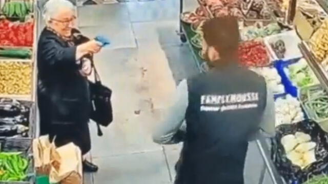 El empleado del supermercado tomó acción y utilizó lo que tenía a la mano para ser un digno 'oponente'. Foto: captura de Twitter/@Odososfzdmerda