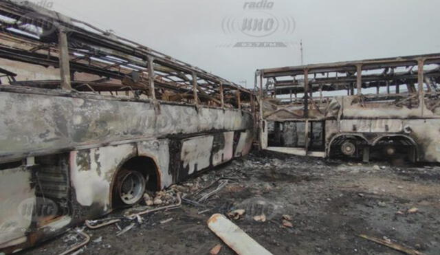 Los buses terminaron calcinados dentro del almacén. Foto: Cortesía Radio Uno