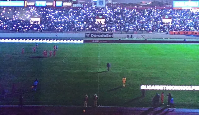 La luz del estadio Mansiche se cortó en el segundo tiempo. Foto: captura Gol Perú