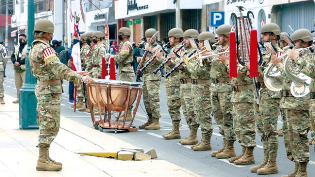 SALUDO. Banda Instrumental de Ejército Chileno retornó a Tacna tras dos años de cierre de frontera. Población se deleito con exhibición.