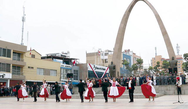 Danza. Banda peruana deleitó al público con la marinera norteña en Tacna. Foto: La República
