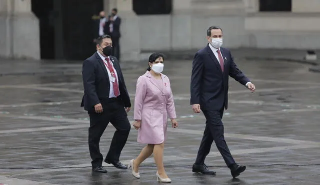 La Primera Dama ha utilizado un llamativo vestido de color rosa. Foto: Gerardo Marín/La República