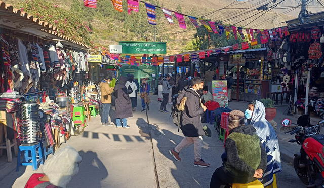 Cientos de turistas esperan en la estación de Ollantaytambo. Foto: URPI/Alexander Flores