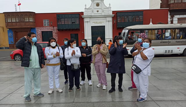 Representantes del personal CAS COVID-19 protestó en plaza de armas. Foto: Y. Goicochea/La República