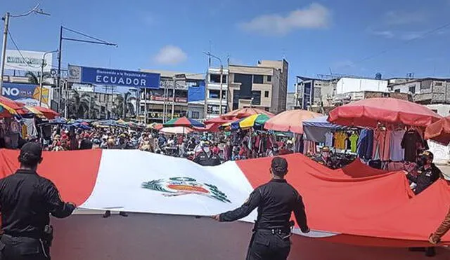 La conmemoración llamó la atención de las personas que se encontraban en el lugar, incluidos extranjeros. Foto: D'Tumbes Noticias