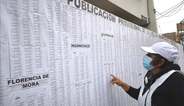 Ciudadanos verifican listas para saber si son miembros de mesa. Foto: ODPE