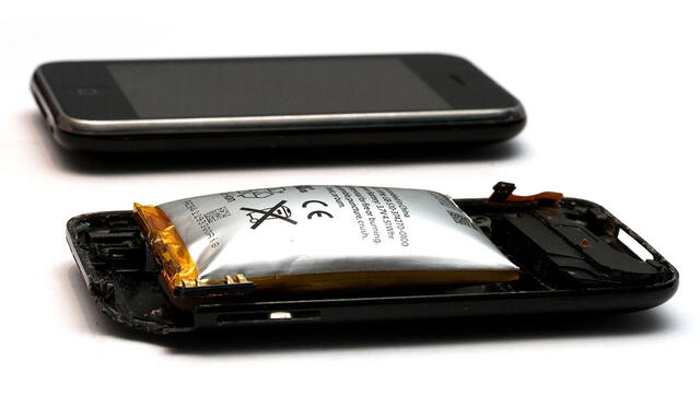 Hay varias causas que provocan que la batería de tu smartphone se hinche. Foto: Xataka