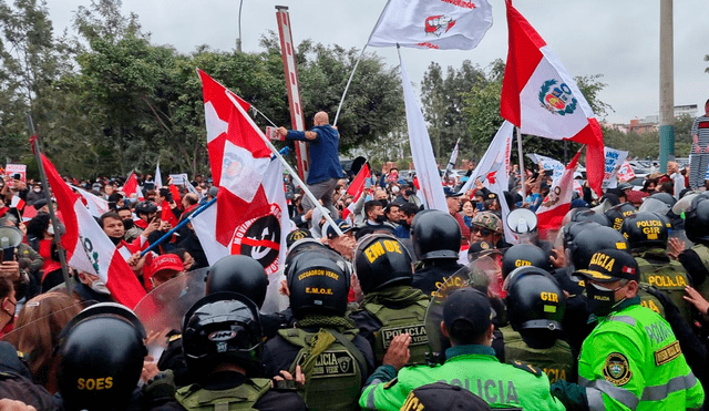 Muchos ciudadanos se han unido a la protesta de los excomandos Chavín de Huántar. Foto: URPI-LR