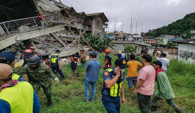 Equipo de rescate está en el lugar donde se derrumbó un edificio en la provincia de Benguet después de que un terremoto de magnitud 7,1 azotara el norte de Filipinas. Foto: AFP