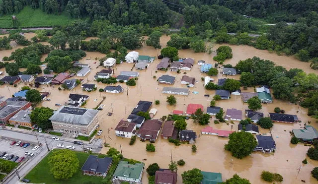 Vista aérea de casas sumergidas bajo las aguas en la inundación del North Fork del río Kentucky en Jackson, Kentucky. Foto: AFP