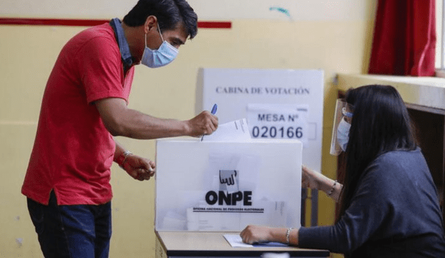 Todavía será obligatorio asistir al local de votación portando doble mascarilla o la KN-95. Foto: Andina.