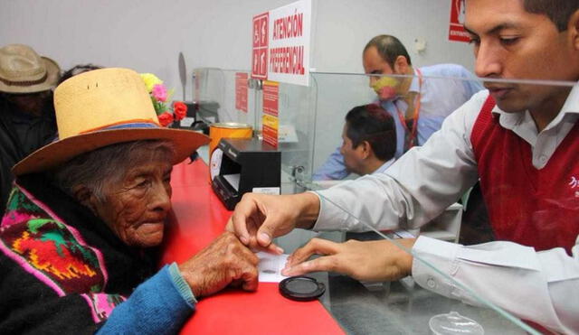 Actualmente, el programa Pensión 65 atiende a más de 560.000 adultos mayores. Foto: Andina