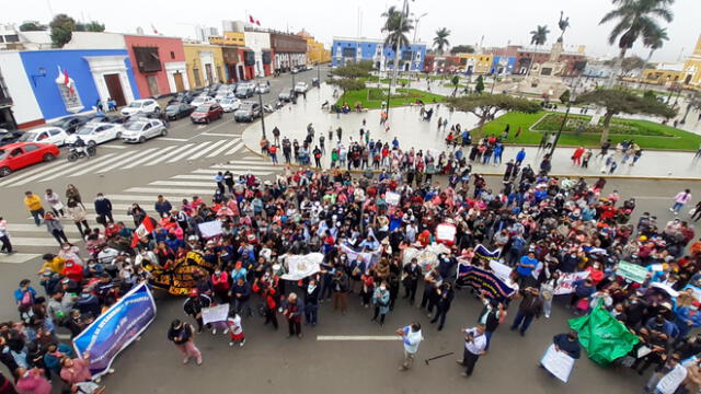 Familias humildes reclamaban titulación haciendo marchas. Foto: MPT