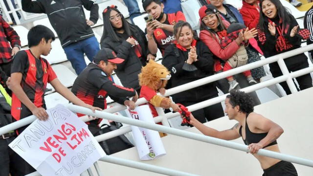 Jugadores generan más cercanía con los pequeños hinchas que van a alentarlos. Foto: FBC Melgar