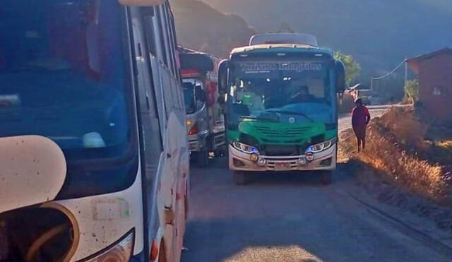 Los conductores y pasajeros solicitaron el apoyo urgente de las autoridades municipales. Foto: Prensa Libre