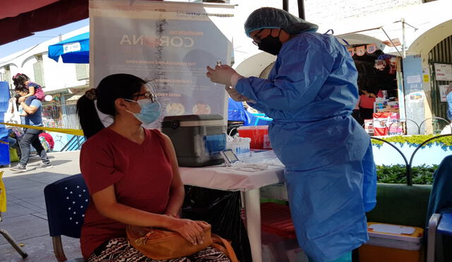 En el vacunatorio del mercado San Camilo, hay un promedio diario de 200 dosis colocadas. Foto: Wilder Pari/URPI-GLR