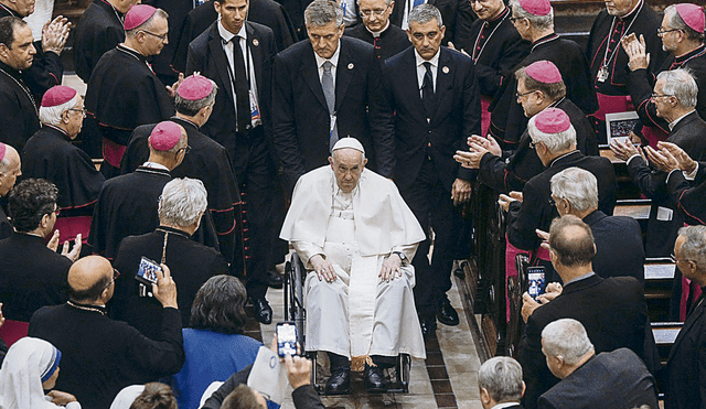 Ceremonia. El papa Francisco poco después de presidir un servicio de oración vespertino en la basílica-catedral de Notre-Dame en Quebec, Canadá. Foto: AFP