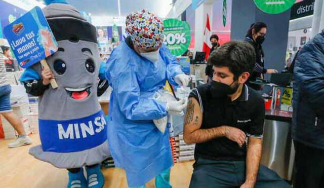 Covid-19: Minsa instala punto de vacunación en la Feria Internacional del Libro. Foto: Minsa