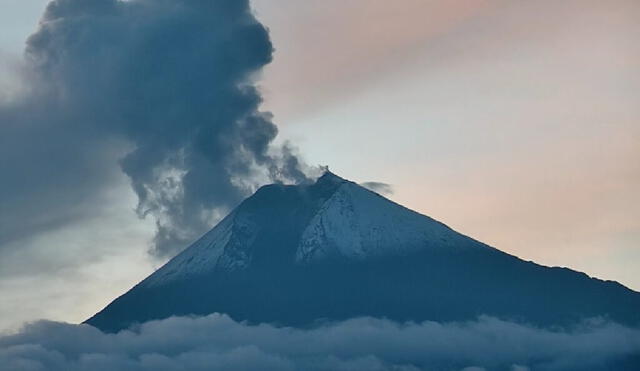 La actividad del volcán Sangay es catalogada como moderada alta debido a la emisión de gases, ceniza, flujos de lava y lahares, indicó el Servicio Nacional de Gestión de Riesgos (SNGR). Foto: ECU911 Macas