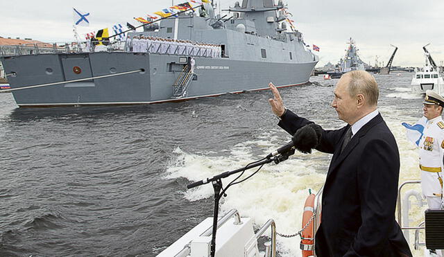 Estado mayor. Ayer, el presidente Vladímir Putin participó en el desfile naval en el Día de la Armada rusa. Foto: AFP