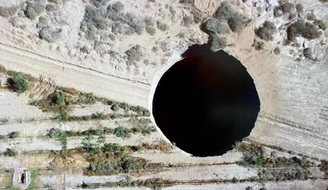 El gigantesco socavón apareció cerca de la mina Alcaparros. Foto: Servicio Nacional de Geología y Minería de Chile