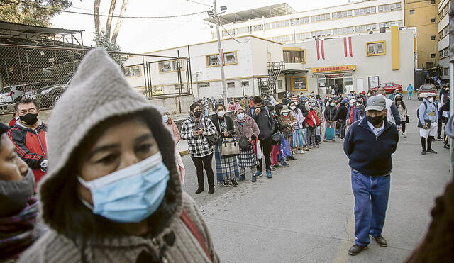 A la deriva. Pacientes ayer en el hospital Honorio Delgado. Foto: difusión