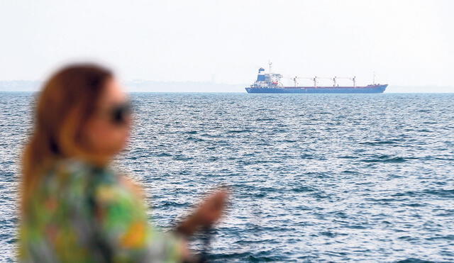 Desbloqueo. El carguero Nibulon zarpó ayer del puerto de Odesa con la primera exportación de cereales ucranianos. Foto: EFE