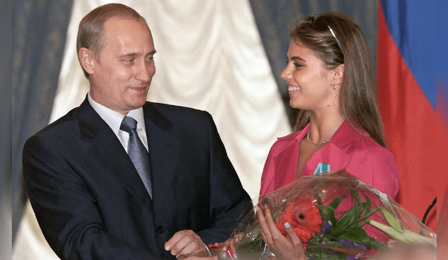 El presidente de Rusia, Vladímir Putin, entrega flores a Alina Kabayeva, estrella de la gimnasia rítmica rusa y ganadora del premio olímpico, en junio de 2021. Foto: AFP